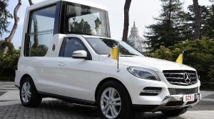 La vera storia della Papamobile: sicurezza e ingegneria vaticana.