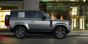 La storia del Land Rover Defender: da mezzo agricolo a icona globale.