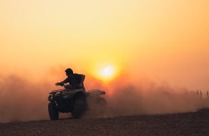 Guida al drifting: come gestire il sovrasterzo di potenza in sicurezza